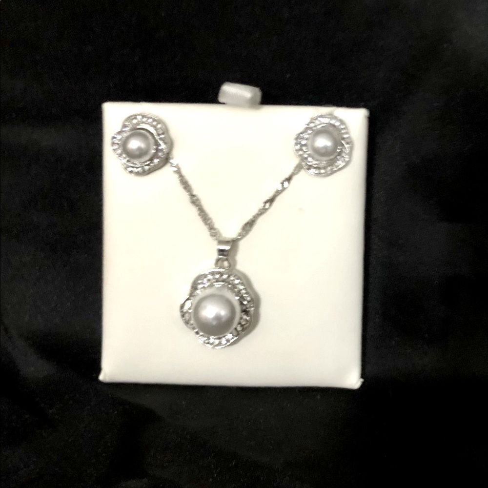 ❌SOLD❌ Silver & Pearl Necklace and Earring Set, New - Picture 2 of 11